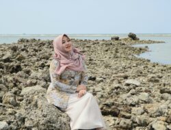 Begini Potret Senator Lia Istifhama: Menjemput Kedamaian Senja di Pantai Lamongan