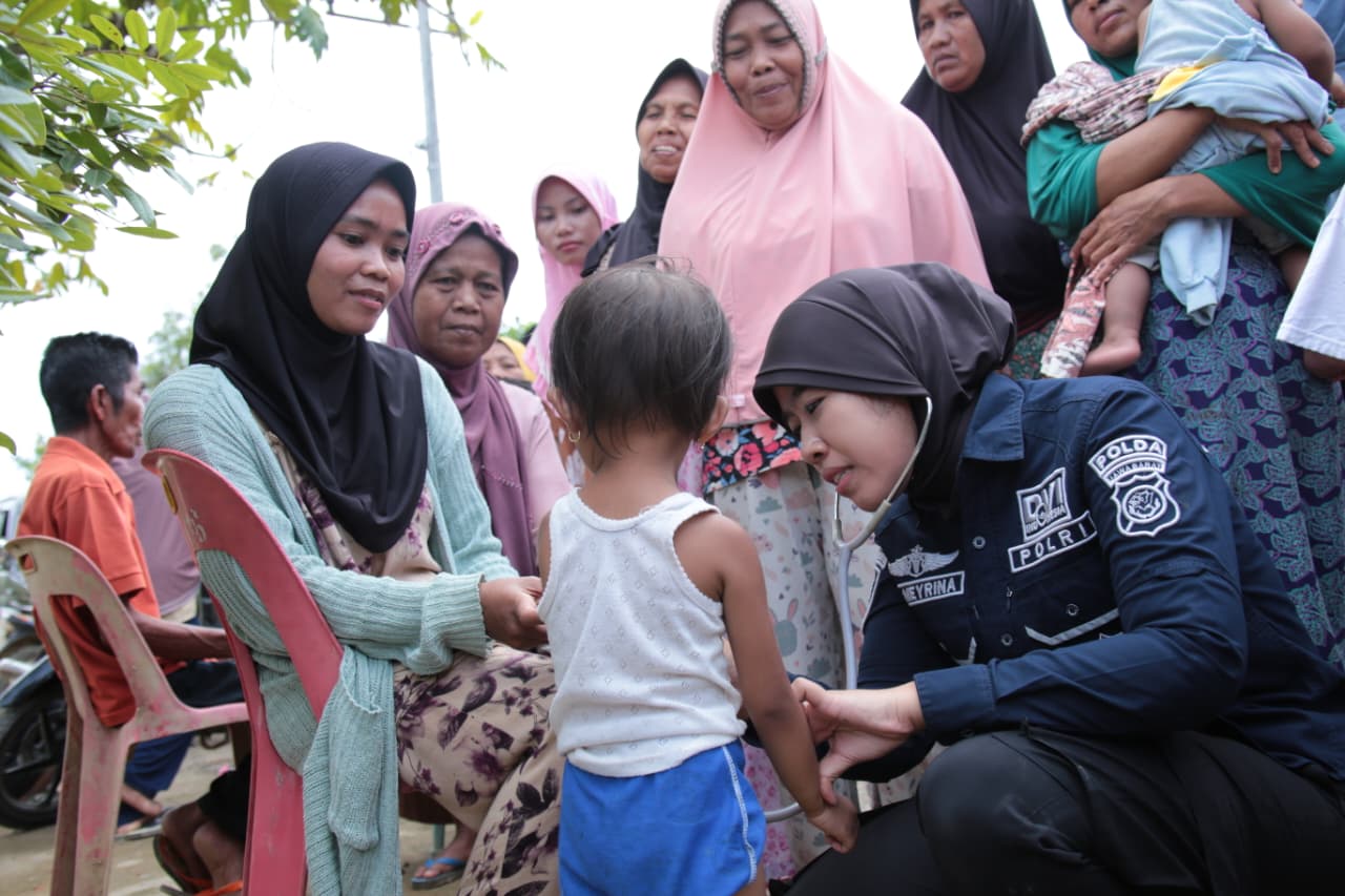 Polri terus hadir memberikan pelayanan kesehatan bagi masyarakat terdampak banjir di Kabupaten Aceh Tamiang
