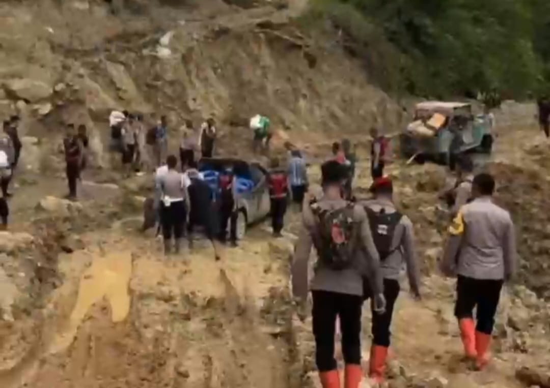 Kapolres Gayo Lues AKBP Hyrowo, S.I.K., bersama Bupati dan Wakil Bupati Gayo Lues, Dandim 0113/Gayo Lues, serta tim Blutax, turun langsung ke lokasi dengan menembus medan ekstrem menggunakan kendaraan off-road.
