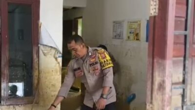PT PLN (Persero) menggelar aksi kemanusiaan dengan membersihkan fasilitas pelayanan kesehatan pascabencana banjir