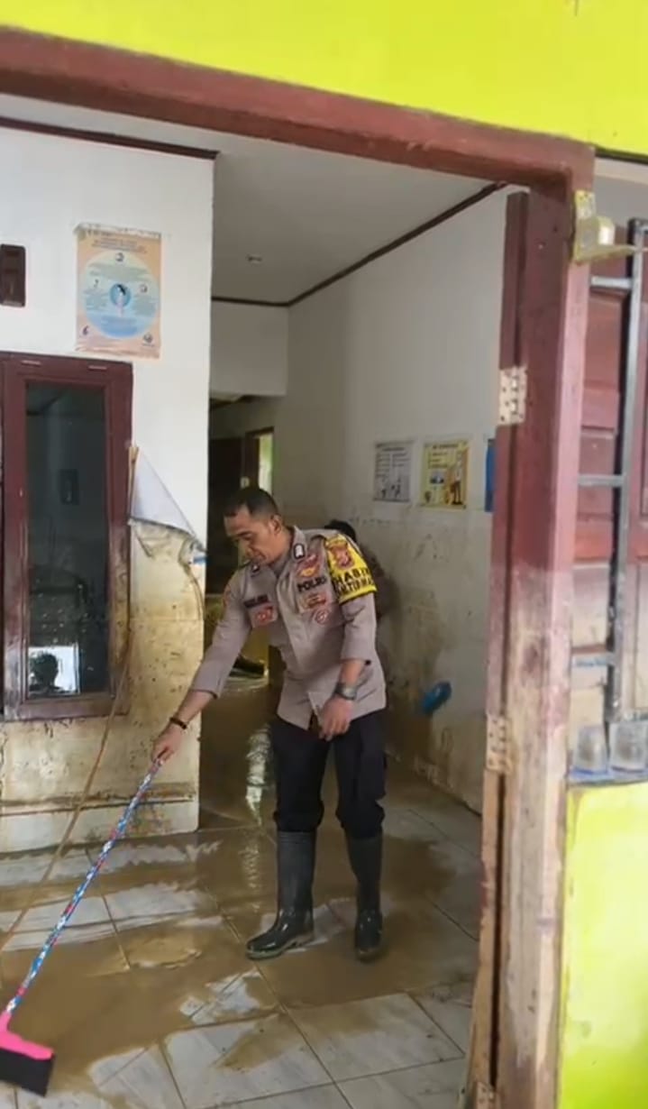 PT PLN (Persero) menggelar aksi kemanusiaan dengan membersihkan fasilitas pelayanan kesehatan pascabencana banjir