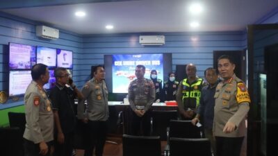 Irwada Polda Jatim Kombes Pol Ary Satriyan dengan didampingi para Kasatgas Operasi Lilin Semeru Polda Jatim.