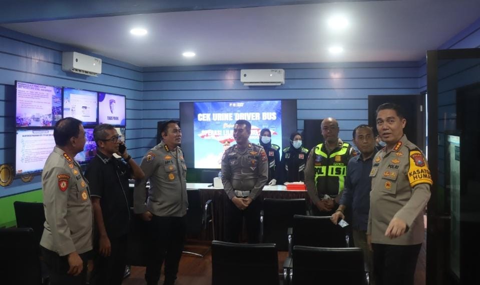 Irwada Polda Jatim Kombes Pol Ary Satriyan dengan didampingi para Kasatgas Operasi Lilin Semeru Polda Jatim.