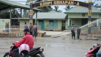 Pasukan gabungan Korbrimob Polri dan Brimob Polda Aceh mengerahkan Personel dan peralatan yang dimiliki untuk membantu menguras air yang menggenang di Markas Komando Kompi Senapan A Yonif 111 / Karma Bakti