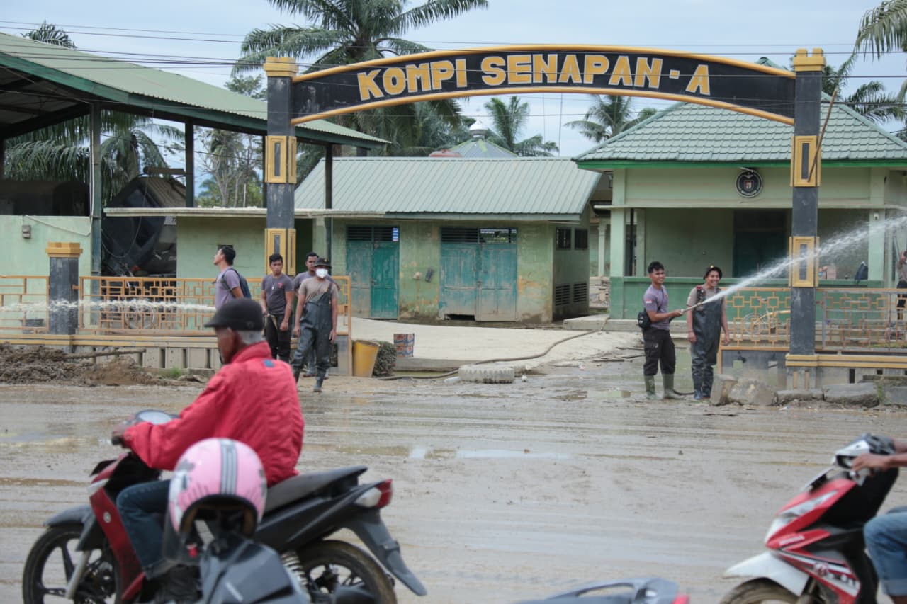 Pasukan gabungan Korbrimob Polri dan Brimob Polda Aceh mengerahkan Personel dan peralatan yang dimiliki untuk membantu menguras air yang menggenang di Markas Komando Kompi Senapan A Yonif 111 / Karma Bakti