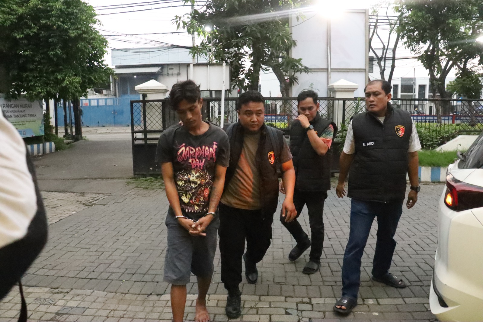Pelaku pencurian kendaraan bermotor (curanmor) antarkota berhasil dibekuk usai beraksi di Jalan Tanah Merah Indah Sayur V, Surabaya. Tersangka RA, warga Jalan Kapas Madya, Surabaya, ditangkap Polsek Kenjeran.
