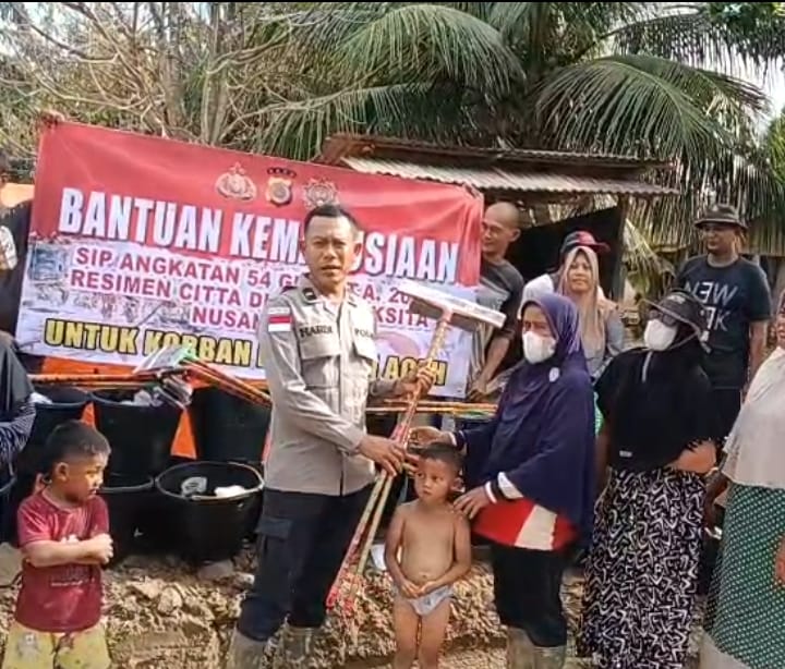 Kepedulian terhadap sesama kembali ditunjukkan Alumni Sekolah Inspektur Polisi (SIP) angkatan 54.2 dengan menyalurkan bantuan sosial (bansos) kepada masyarakat terdampak banjir di Desa Bundar