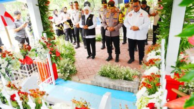 Kepala Kepolisian Negara Republik Indonesia (Kapolri) Jenderal Polisi Listyo Sigit Prabowo melaksanakan ziarah ke makam Pahlawan Nasional Marsinah di Kabupaten Nganjuk