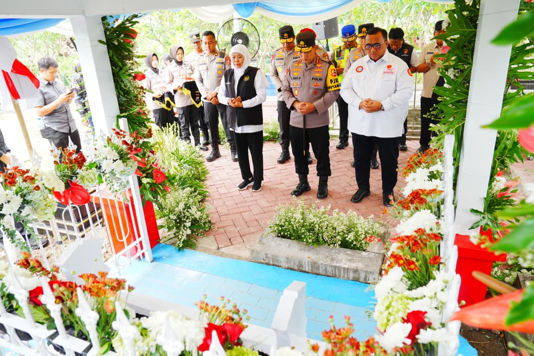 Kepala Kepolisian Negara Republik Indonesia (Kapolri) Jenderal Polisi Listyo Sigit Prabowo melaksanakan ziarah ke makam Pahlawan Nasional Marsinah di Kabupaten Nganjuk