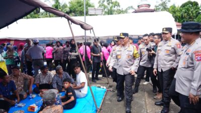 Wakil Kepala Kepolisian Republik Indonesia (Wakapolri) Komjen Pol Prof. Dr. Dedi Prasetyo melakukan kunjungan kerja ke lokasi hunian sementara (huntara) korban bencana banjir dan tanah longsor di Korong Asam Pulau
