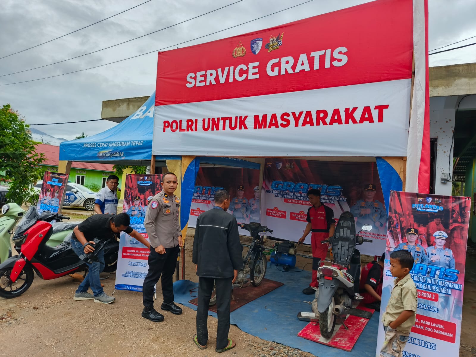 Direktorat Lalu Lintas Polda Sumatera Barat menggelar kegiatan pelayanan servis sepeda motor gratis
