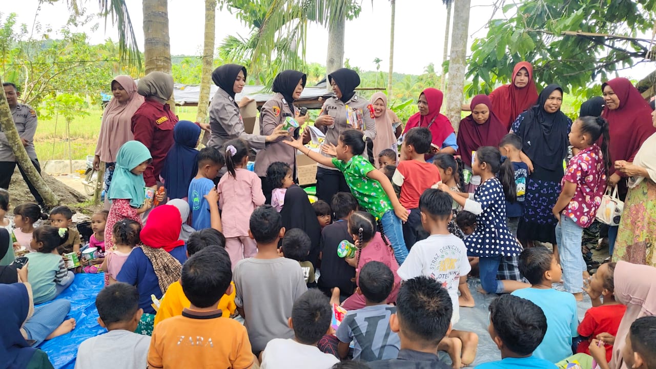 Tim SDM Polres Lhokseumawe menggelar kegiatan trauma healing bagi anak-anak korban banjir