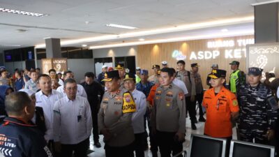 Kapolda Jawa Timur Irjen Pol Drs.Nanang Avianto,M.Si meninjau pos terpadu di Pelabuhan ASDP Ketapang Kabupaten Banyuwangi