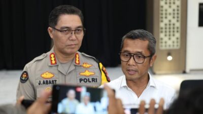 Direktur Reserse Kriminal Umum (Dirreskrimum) Polda Jawa Timur, Kombes Pol Widyatmoko Bersama Kabid Humas Polda Jatim, Kombes Pol Jules Abraham Abast