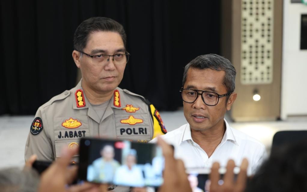 Direktur Reserse Kriminal Umum (Dirreskrimum) Polda Jawa Timur, Kombes Pol Widyatmoko Bersama Kabid Humas Polda Jatim, Kombes Pol Jules Abraham Abast