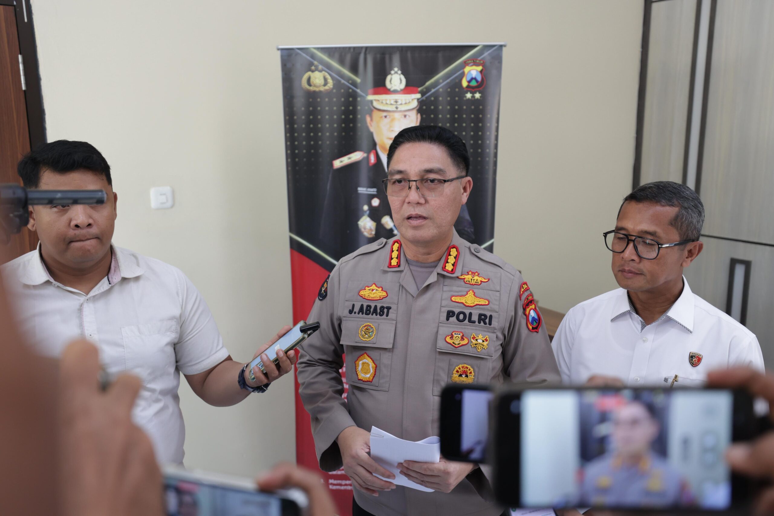 Kepala Bidang Hubungan Masyarakat (Kabid Humas) Polda Jatim, Kombes Pol Jules Abraham Abast