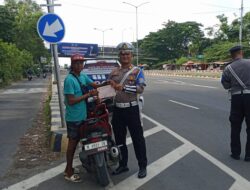 Mengabaikan Keselamatan Diri, PJR VIII Suramadu Berikan Sangsi Tilang Pengendara Motor Tanpa Memakai Helm