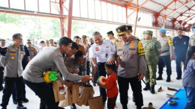 Kapolri Jenderal Polisi Listyo Sigit Prabowo melaksanakan peninjauan kesiapan pelayanan dan pengamanan Natal 2025 dan Tahun Baru 2026 di Stasiun Semarang Tawang