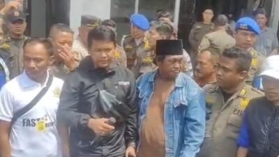 Puluhan wartawan dari berbagai media di Kota Surabaya menggeruduk Kantor Satpol PP Kota Surabaya