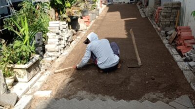 Proyek pemasangan paving dan perbaikan saluran di Jl. Sulung GG IV, Kelurahan Alun-alun Contong, Kecamatan Bubutan, Surabaya