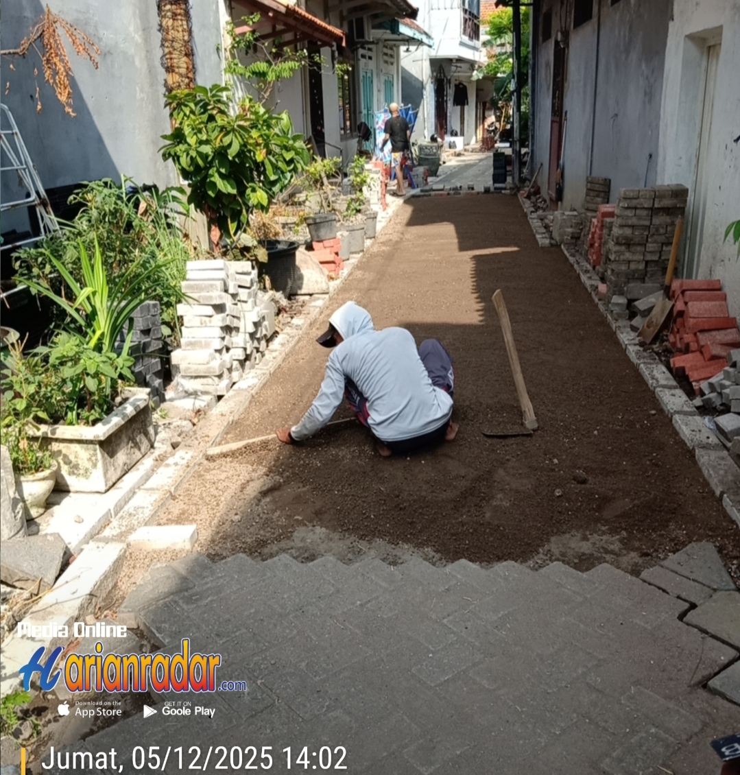 Proyek pemasangan paving dan perbaikan saluran di Jl. Sulung GG IV, Kelurahan Alun-alun Contong, Kecamatan Bubutan, Surabaya