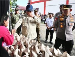 Kapolri Dampingi Presiden Cek Lokasi Pengungsian Korban Banjir di Tapanuli Tengah