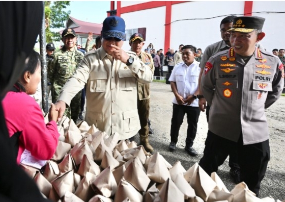 Kapolri Jenderal Listyo Sigit Prabowo mendampingi Presiden Prabowo Subianto meninjau langsung lokasi pengungsian korban banjir di Tapanuli Tengah