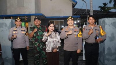 Kapolres Pelabuhan Tanjung Perak, AKBP Wahyu Hidayat, saat memimpin pengecekan keamanan di sejumlah gereja di wilayah hukumnya