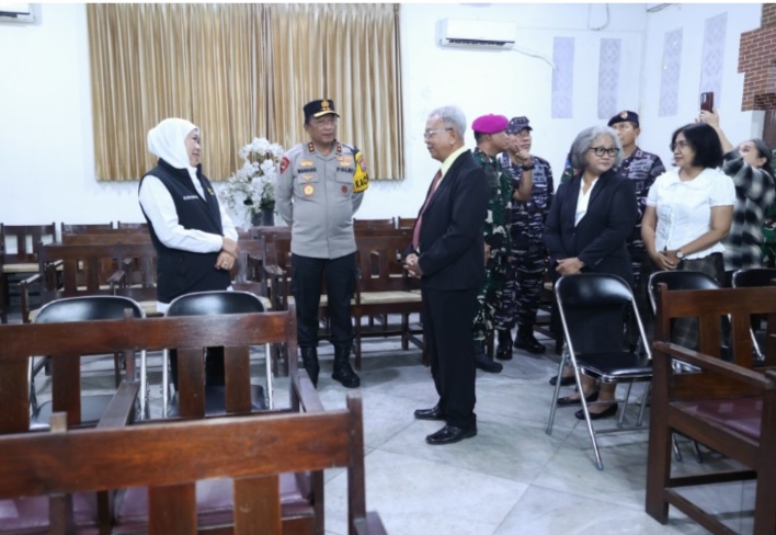 Kapolda Jawa Timur Irjen Pol Drs. Nanang Avianto, M.Si. bersama Forum Koordinasi Pimpinan Daerah (Forkopimda) Jawa Timur meninjau langsung sejumlah gereja di Surabaya