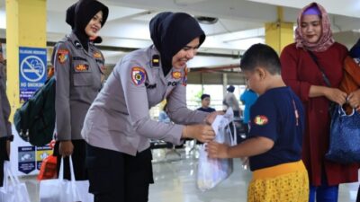 Polisi Wanita (Polwan) Polresta Sidoarjo Polda Jatim di Terminal Purabaya, Bungurasih, Kecamatan Waru, memberikan suasana berbeda di tengah aktivitas masyarakat pada masa libur Natal dan Tahun Baru 2026.