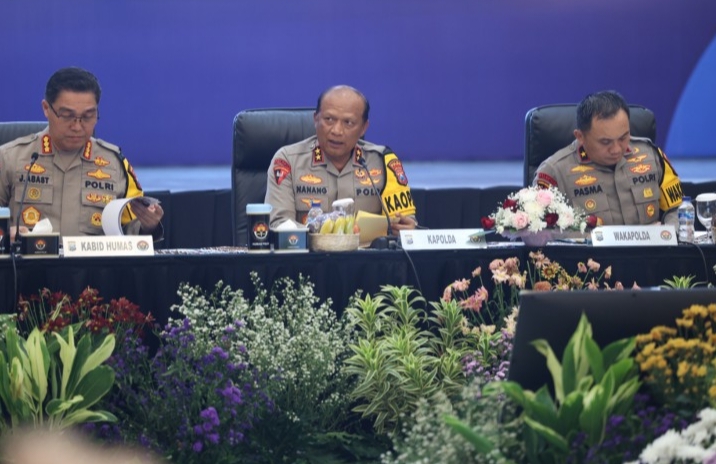 Kapolda Jawa timur Irjen Pol. Drs. Nanang Avianto, M.Si saat menggelar konferensi pers akhir tahun 2025 di Gedung Mahameru Polda Jatim