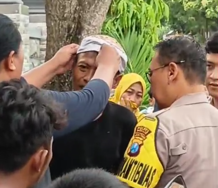 Seorang pria diduga maling apes di tangkap massa