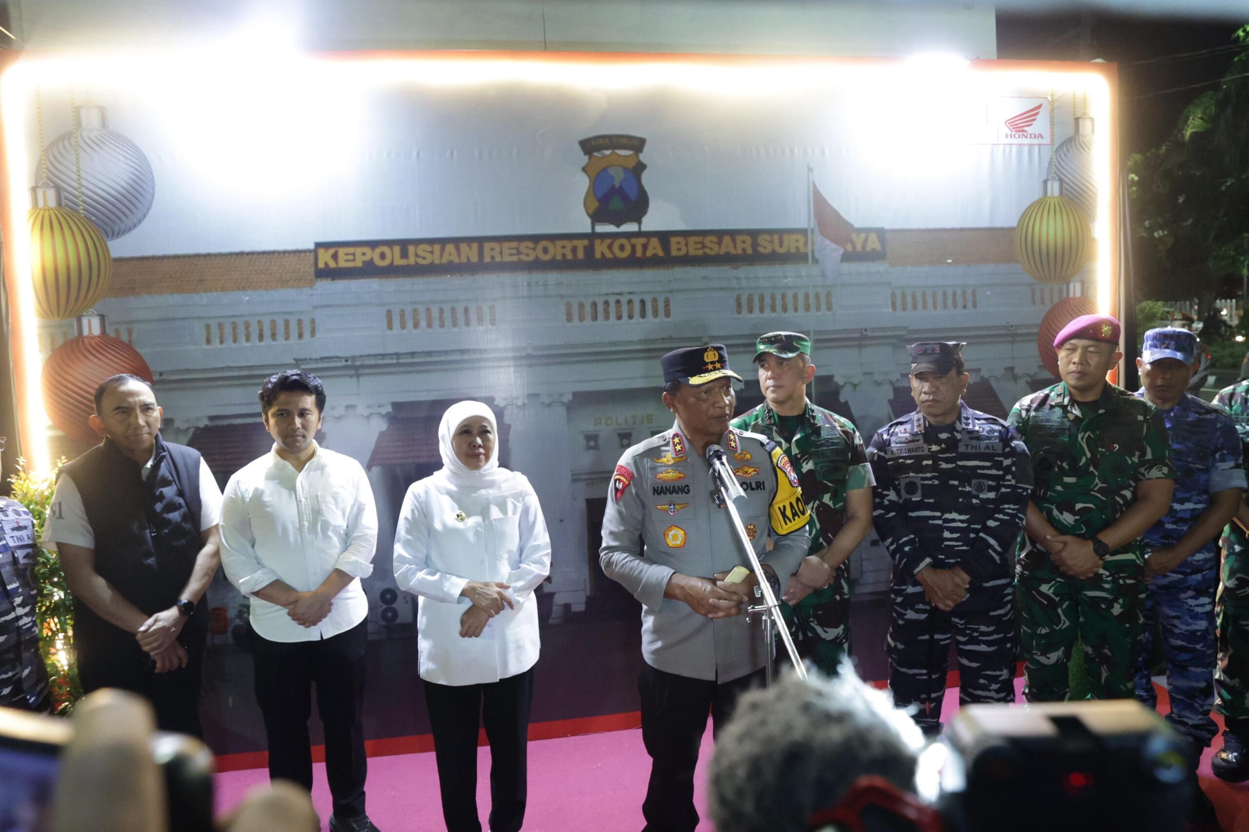 Kapolda Jawa Timur Irjen Pol Nanang Avianto bersama jajaran Forum Koordinasi Pimpinan Daerah (Forkopimda) Provinsi Jawa Timur melakukan pemantauan langsung di sejumlah titik pengamanan di Kota Surabaya