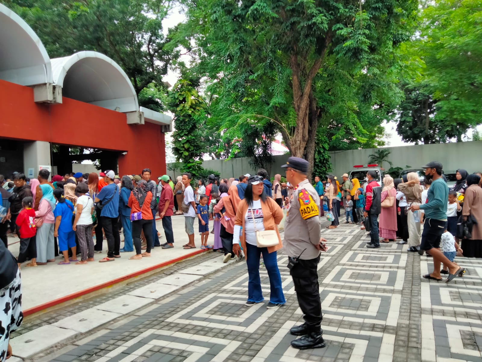 Polsek Kenjeran jajaran Polres Pelabuhan Tanjung Perak memperketat pengamanan dan mengintensifkan patroli di titik-titik keramaian