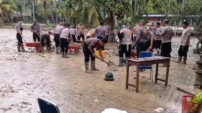 Brimob Polda Aceh yang tergabung dalam BKO Operasi Aman Nusa II bergerak cepat membantu pemulihan fasilitas pendidikan pascabencana banjir.