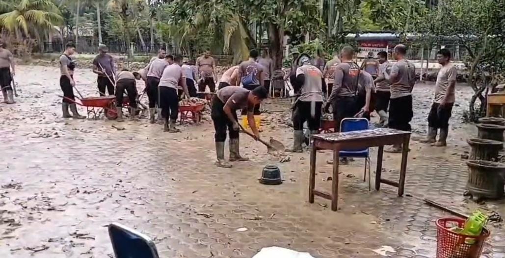 Brimob Polda Aceh yang tergabung dalam BKO Operasi Aman Nusa II bergerak cepat membantu pemulihan fasilitas pendidikan pascabencana banjir.