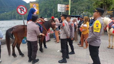 Polres Magetan meningkatkan patroli serta pengamanan di kawasan wisata Telaga Sarangan