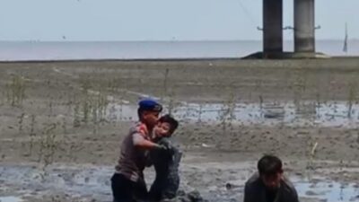 Personel Dit Polairud yang sedang melaksanakan pengamanan langsung melakukan upaya evakuasi dan berhasil menolong kedua korban dengan selamat.