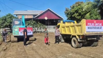 Personel Polres Pidie bersama warga masyarakat melaksanakan kegiatan pembersihan lumpur pasca bencana banjir di Gampong Tanjong