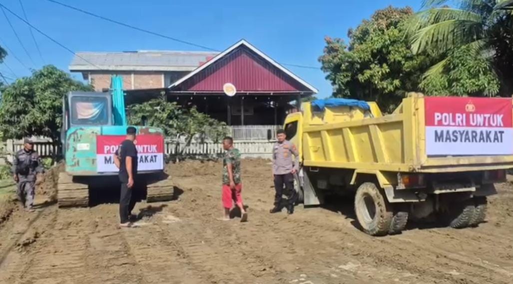 Personel Polres Pidie bersama warga masyarakat melaksanakan kegiatan pembersihan lumpur pasca bencana banjir di Gampong Tanjong