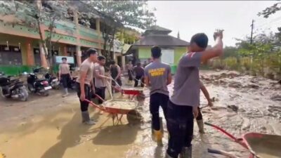 Personel Brimob membersihkan ruang kelas, halaman sekolah, serta fasilitas pendukung lainnya agar proses belajar mengajar dapat segera berjalan normal.