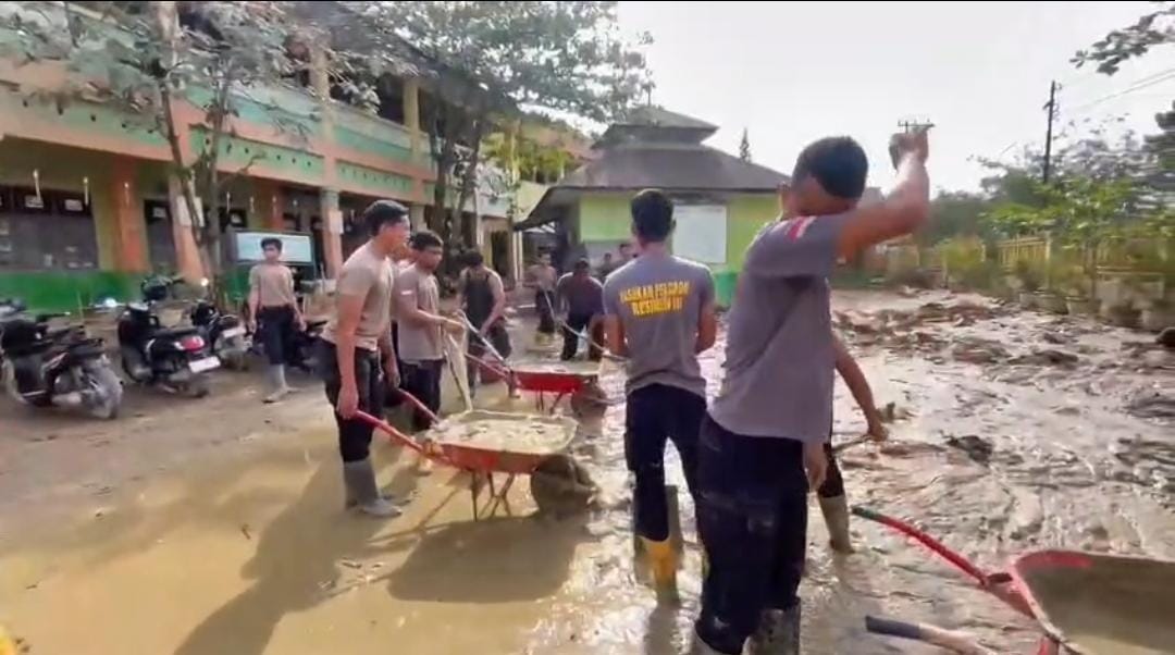 Personel Brimob membersihkan ruang kelas, halaman sekolah, serta fasilitas pendukung lainnya agar proses belajar mengajar dapat segera berjalan normal.