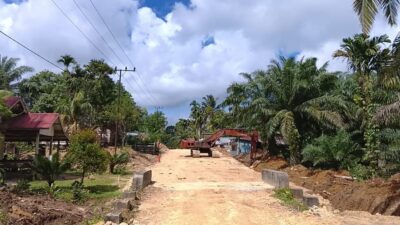 Proyek jalan transmigrasi di Desa Latiung Kecamatan Teupah Selatan Kabupaten Simeulue
