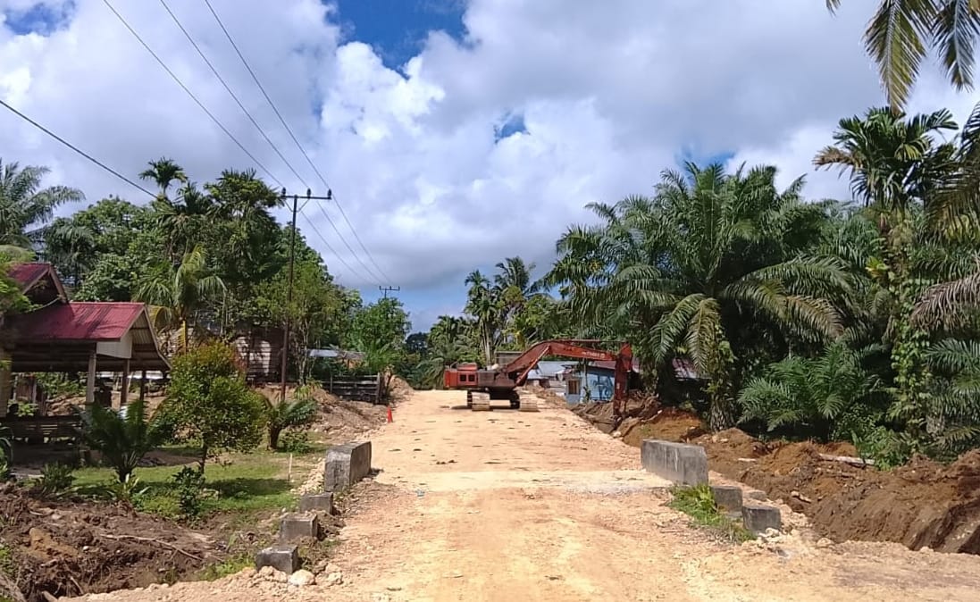 Proyek jalan transmigrasi di Desa Latiung Kecamatan Teupah Selatan Kabupaten Simeulue