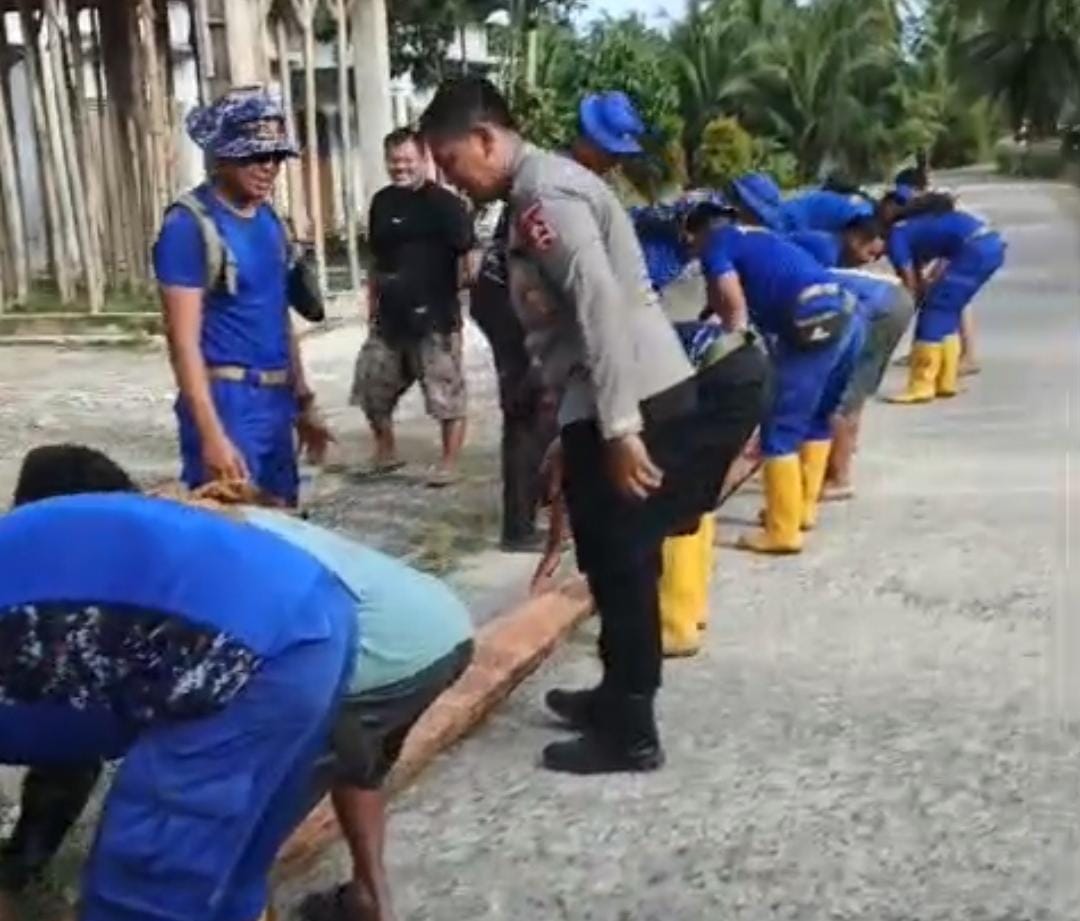 Tim SAR Korpolairud melaksanakan kegiatan gotong royong pembuatan jembatan sementara di Korong Maranci, Nagari Seulayat