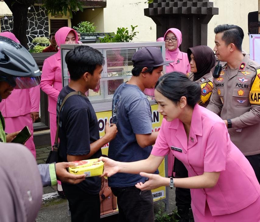 Polresta Sidoarjo Polda Jatim bersama Bhayangkari menggelar aksi sosial.