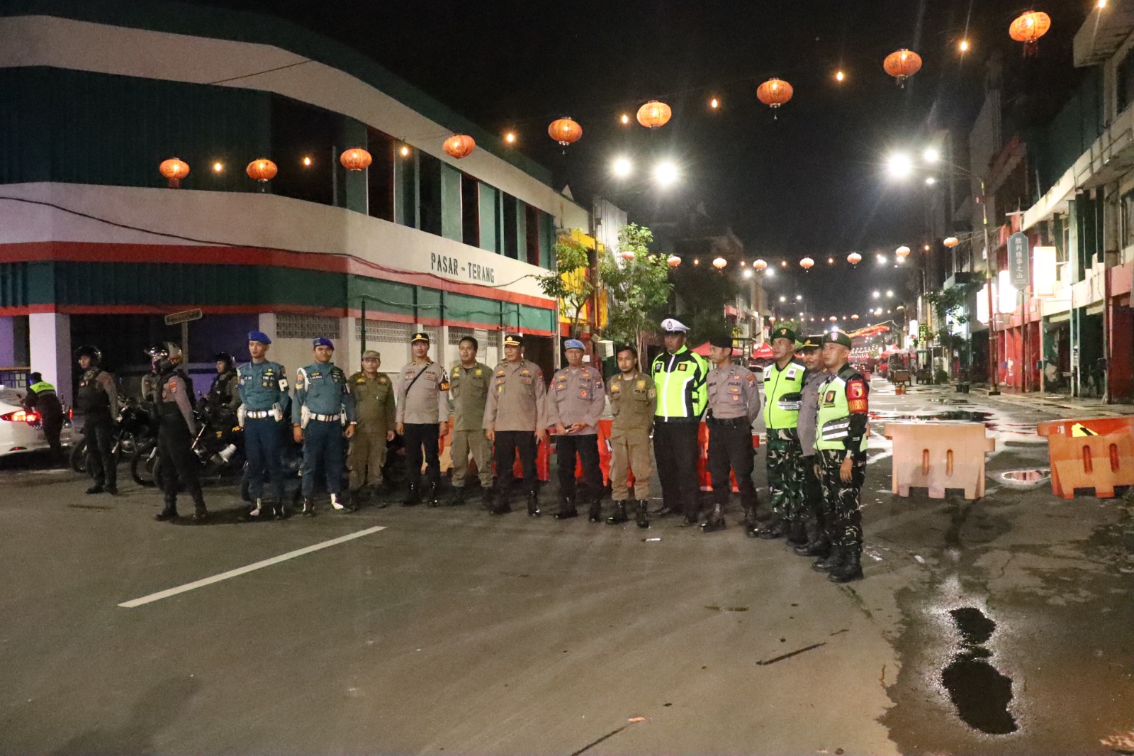 Menjaga kondusivitas Kota Pahlawan, korps berseragam cokelat tersebut langsung tancap gas menggelar Patroli Stasioner Cipta Kondisi (Cipkon) berskala besar