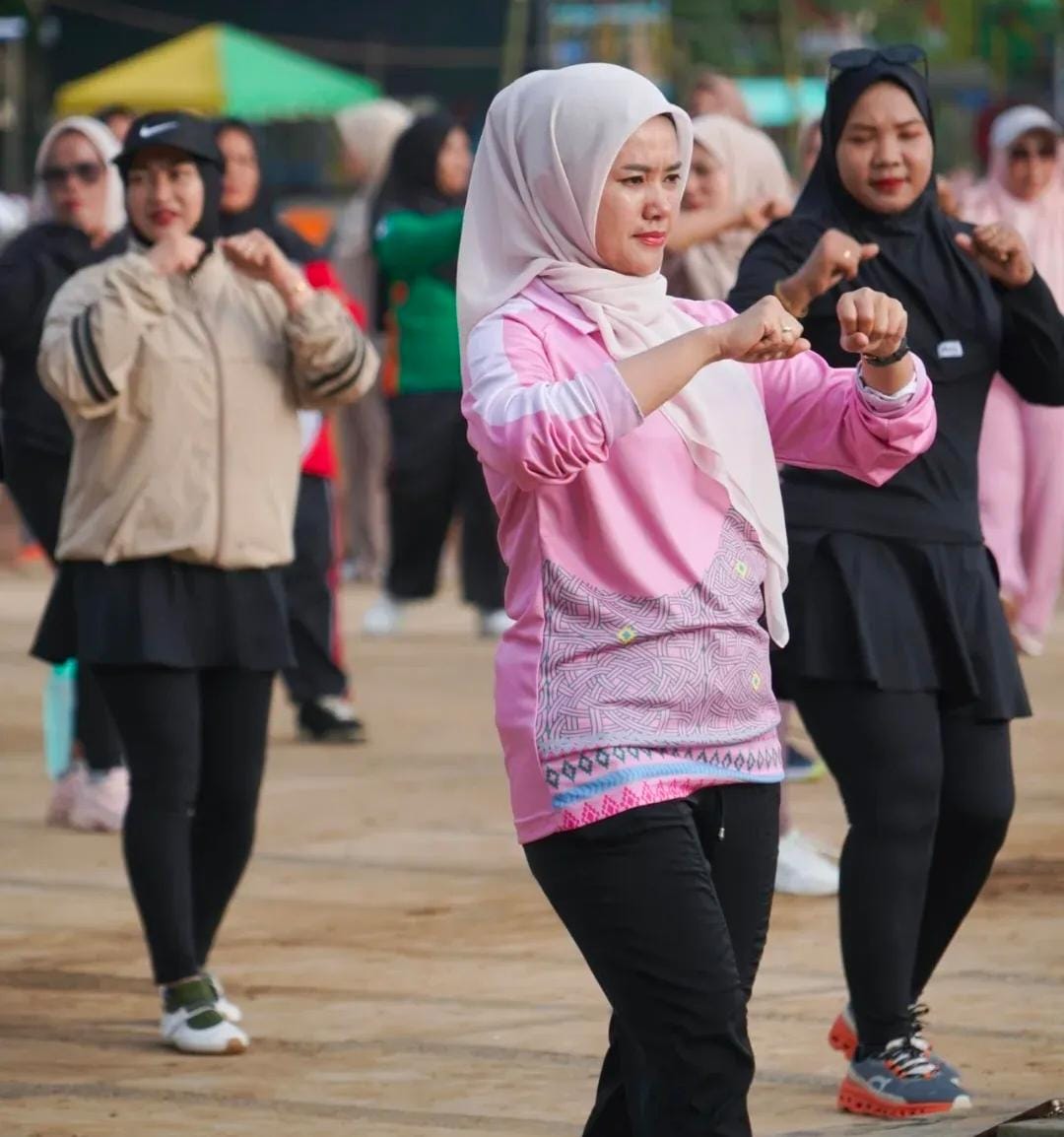 Ketua 1 Bidang Pembinaan Karakter Keluarga TP PKK Labuhanbatu Selatan, Ny.Linda Syahdian Purba Siboro, bersama Ketua Dharma Wanita Persatuan (DWP) Labusel, Ny.dr.Dwi Kartika Reza Pahlevi