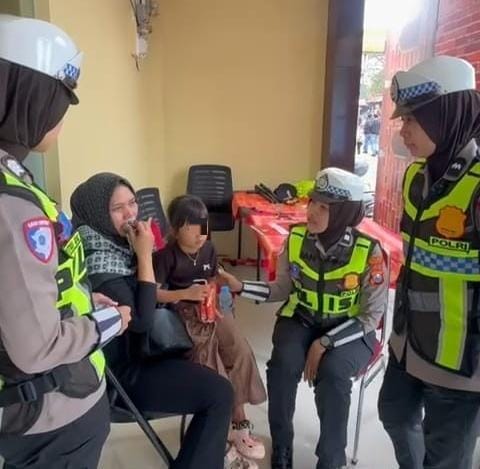 Seorang anak perempuan yang terpisah dari orang tuanya saat berlibur di kawasan wisata Telaga Sarangan berhasil ditemukan dan dipertemukan kembali berkat kesigapan petugas.
