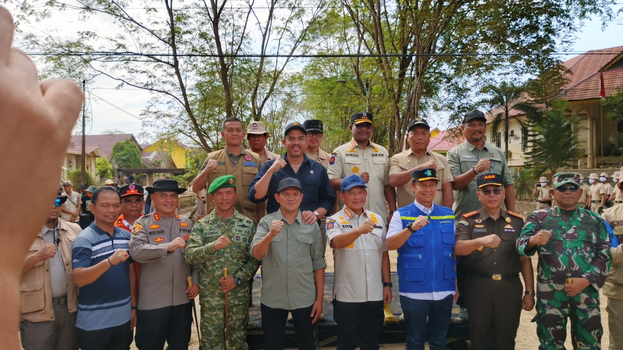 Menteri Dalam Negeri RI Tito Karnavian bersama Menteri Kesehatan RI Budi Gunadi Sadikin dan Menteri Usaha Mikro Kecil, dan Menengah (UMKM) Maman Abdurrahman melepas para Praja IPDN